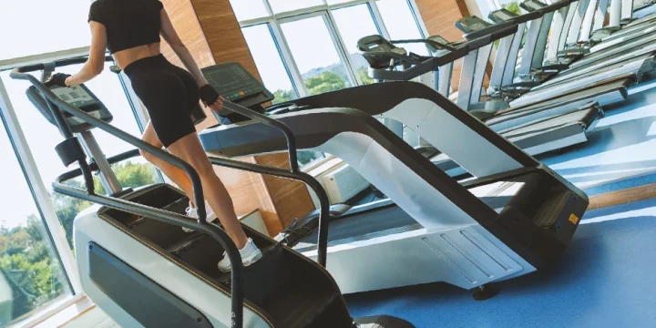 A person doing HIIT workouts on a stairmaster for fat loss