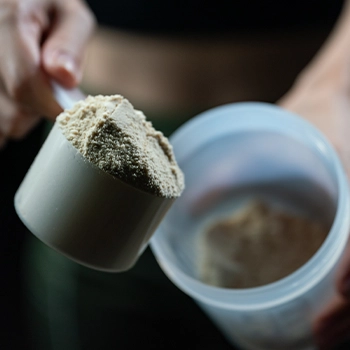 Showing a whey protein pouring inside a tumbler